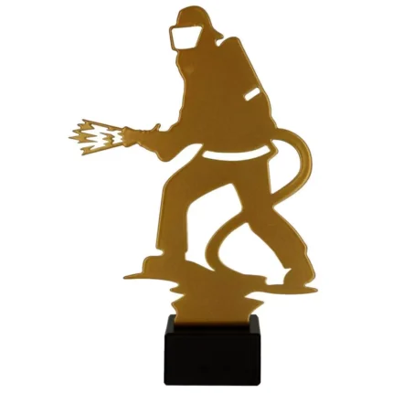 Metalna statua vatrogasac u akciji